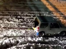 Малолитражка Suzuki Jimny вытащила фуру из снега