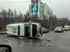 В Мурманске опрокинулась машина «Скорой помощи»
