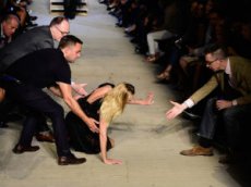 Падение Кэндис Свейнпол на Неделе моды в Нью-Йорке