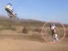 Гонщик насмерть сбил зрителя во время мотокросса на Кубани