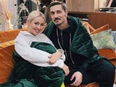 Оползень опрокинул движущийся поезд в Китае