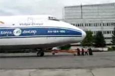 Как 8 мужчин Ан-124 толкали