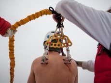 Экстремал прыгнул со скалы, подвесив себя за кожу на крюках