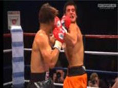 Британские боксеры одновременно отправили друг друга в нокдаун