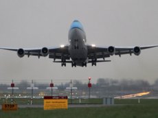 Посадка нидерландского Boeing при ураганном ветре