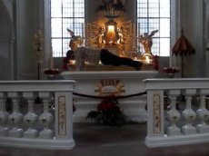 Немецкий художник отжался на алтаре храма