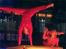 Sony устроила эротическую презентацию нового смартфона