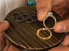 Биатлонист сделал кольцо для своей девушки из олимпийской медали