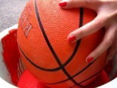 Китаянка рисует картины … баскетбольным мячом!