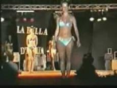 Модель упала с подиума во время показа