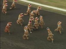Забег офисных работников в костюмах динозавров прошел на ипподроме