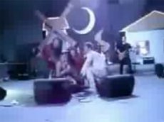 Светлана Лобода грохнулась на сцене во время корпоратива