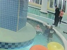 Полицейские вернули к жизни утонувшего в бассейне ребенка
