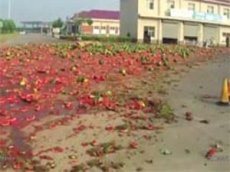 Грузовик в Китае рассыпал 30 тонн арбузов
