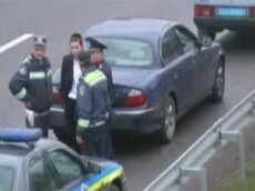 Нарушителя на "Ягуаре" ловили при помощи грузовиков