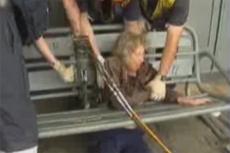 Спасатели помогли женщине, застрявшей в скамейке