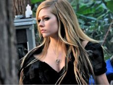 Аврил Лавин в роли Алисы