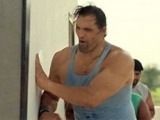 Рестлер-гигант посмеялся над своими габаритами в рекламном ролике