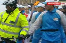 На Олимпийский огонь в Лондоне напали с огнетушителем