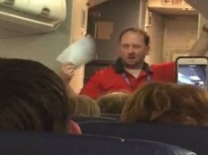 Эротический танец стюарда на борту самолета попал на видео