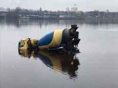 Момент падения бетономешалки в Неву попал на видео