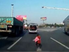 В Китае ребенок выпал на шоссе из багажника машины