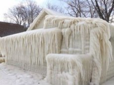 Шторм в США превратил дом на берегу озера в глыбу льда