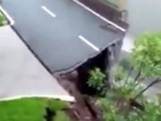 В Китае дожди обрушили 50-метровый участок магистрали