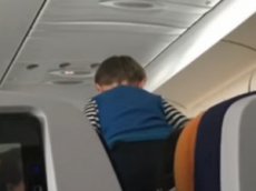 Пассажир самолёта снял на видео мальчика, в которого "вселился дьявол"