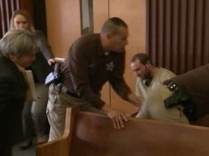 Заключённый в наручниках набросился на педофила прямо в зале суда