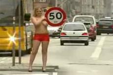 В Дании голые девушки помогают гаишникам