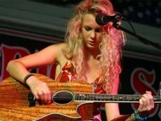 Тэйлор Свифт приземлилась на пятую точку