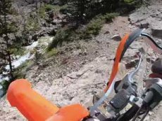 Мотоциклист сорвался с 18-метрового утёса и снял момент падения на видео