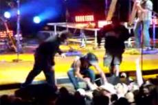 Певец чуть не подрался с фанатом во время концерта