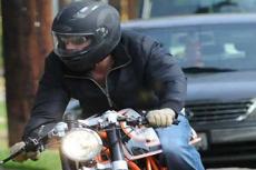 Брэд Питт ездит на работу на байке с «ручкой»