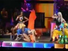 Рианна рухнула на сцене во время концерта