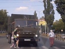 В Саратове грузовик сбил мужчину с малышом, переходивших дорогу