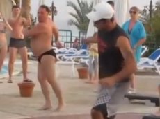 Танец толстяка у бассейна стал хитом Интернет