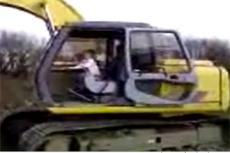 Трехлетний мальчик научился водить трактор