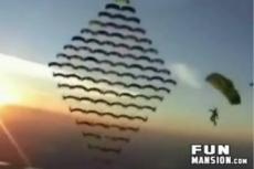 70 парашютистов нарисовали в небе ромб