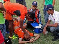 В Индонезии в ходе матча вратарь убил нападающего