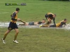 Литовцы отметили забитый мяч "заплывом"