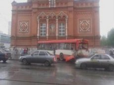 Неуправляемый трамвай протаранил автобус