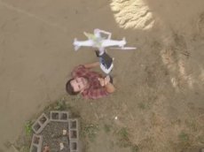 Мужчина спас дрон с помощью второго дрона