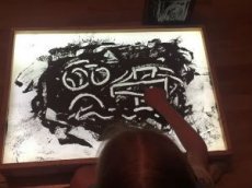 Девочка нарисовала прахом прадедушки-ветерана рисунки ко Дню Победы
