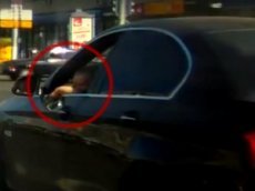 Малыша за рулем иномарки сняли на видео