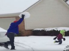 Отец едва не убил ребенка мега-снежком