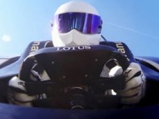 Стиг совершил банджи-прыжок на машине Lotus F1