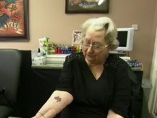 Британка сделала татуировку в 92 года
