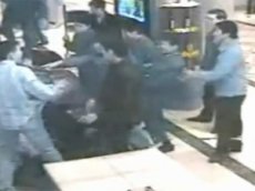 Видео с избиением посетителей караоке–клуба в Китае